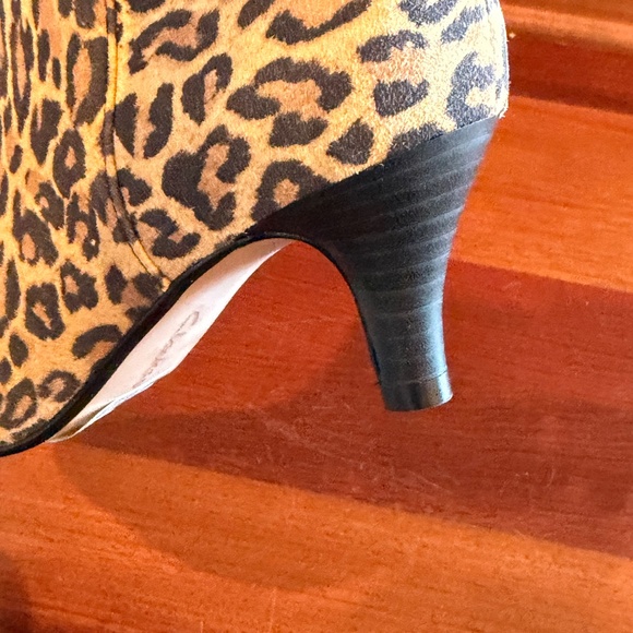 Clarks Lineal Collection Sea Leopard Cheetah Print Ankle Boot, Size 7 - Picture 5 of 12